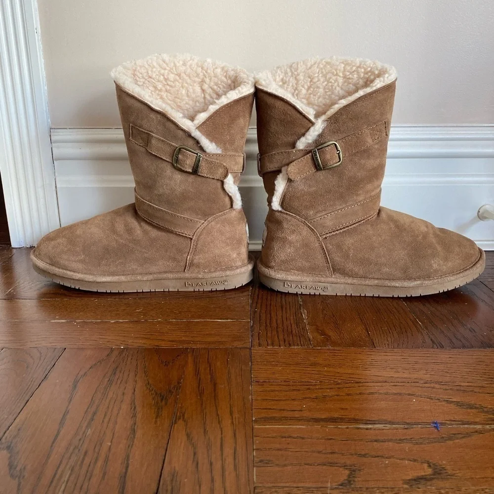 Bearpaw Suede and Shearling Booties with Ankle strap in Chestnut Size 9